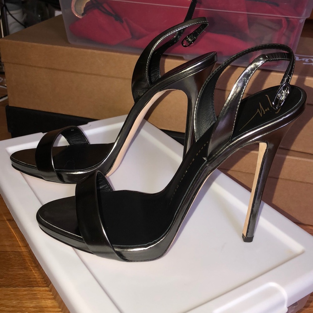 Authentic Giuseppe Zanotti size 39 new